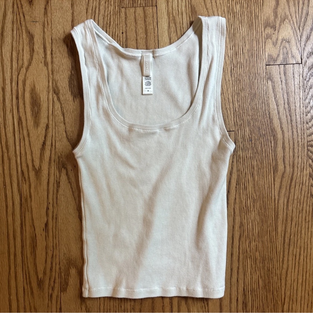 SKIMS Women's ivory Ribbed Scoop-Neck Cropped Tank Top SZ M